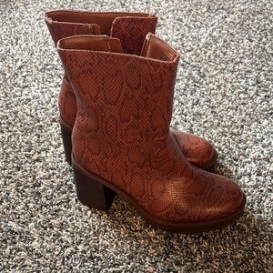 Universal Thread Red-Brown Snake Embossed Block Heel Boots